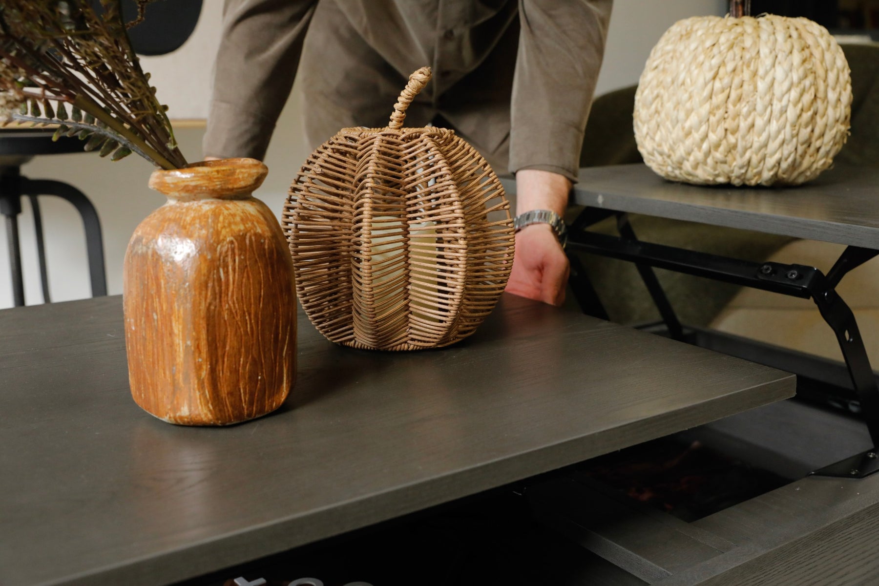 Vase en céramique et citrouille en rotin sur une table basse relevable TOCO