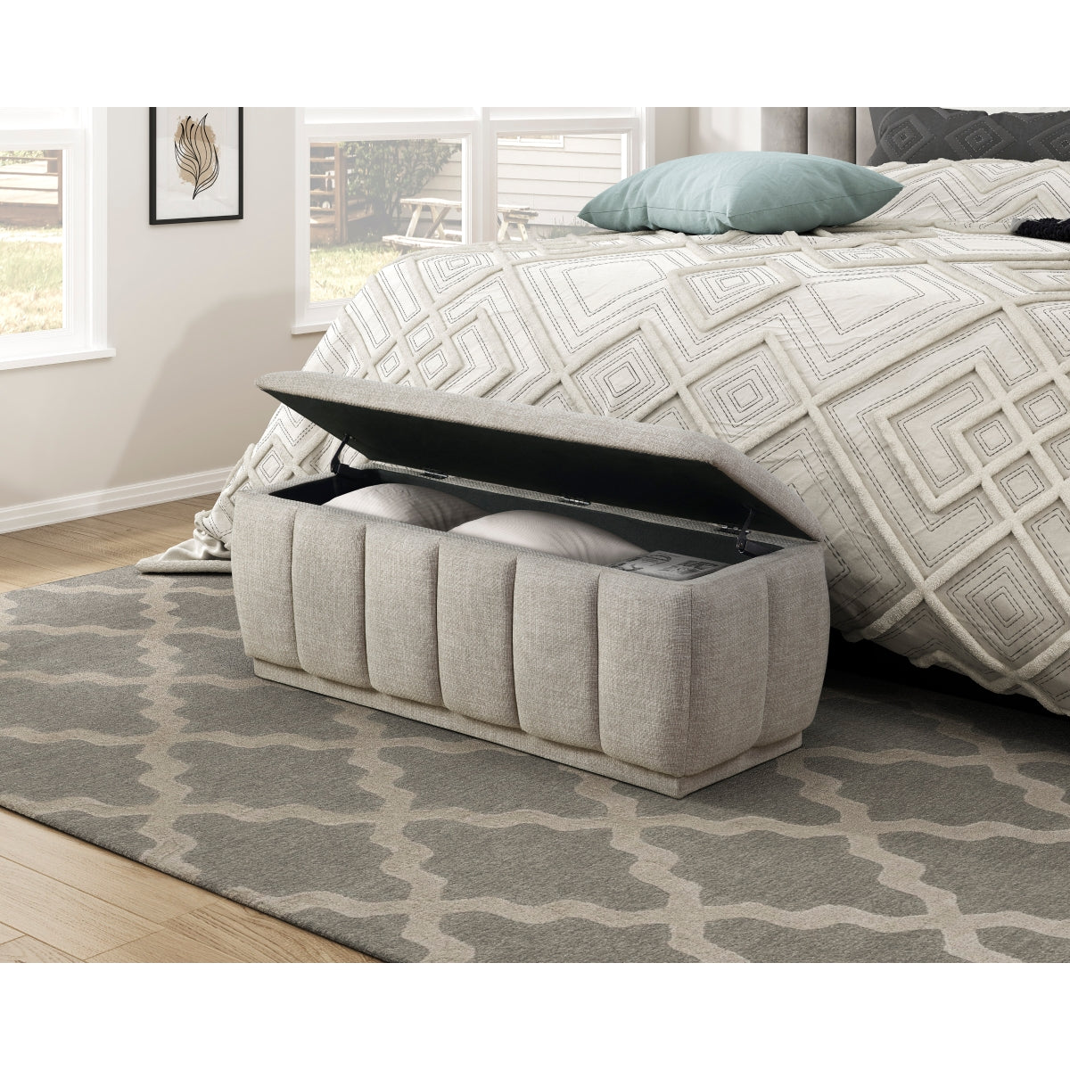 Banc de rangement Charlevoix taupe au pied du lit