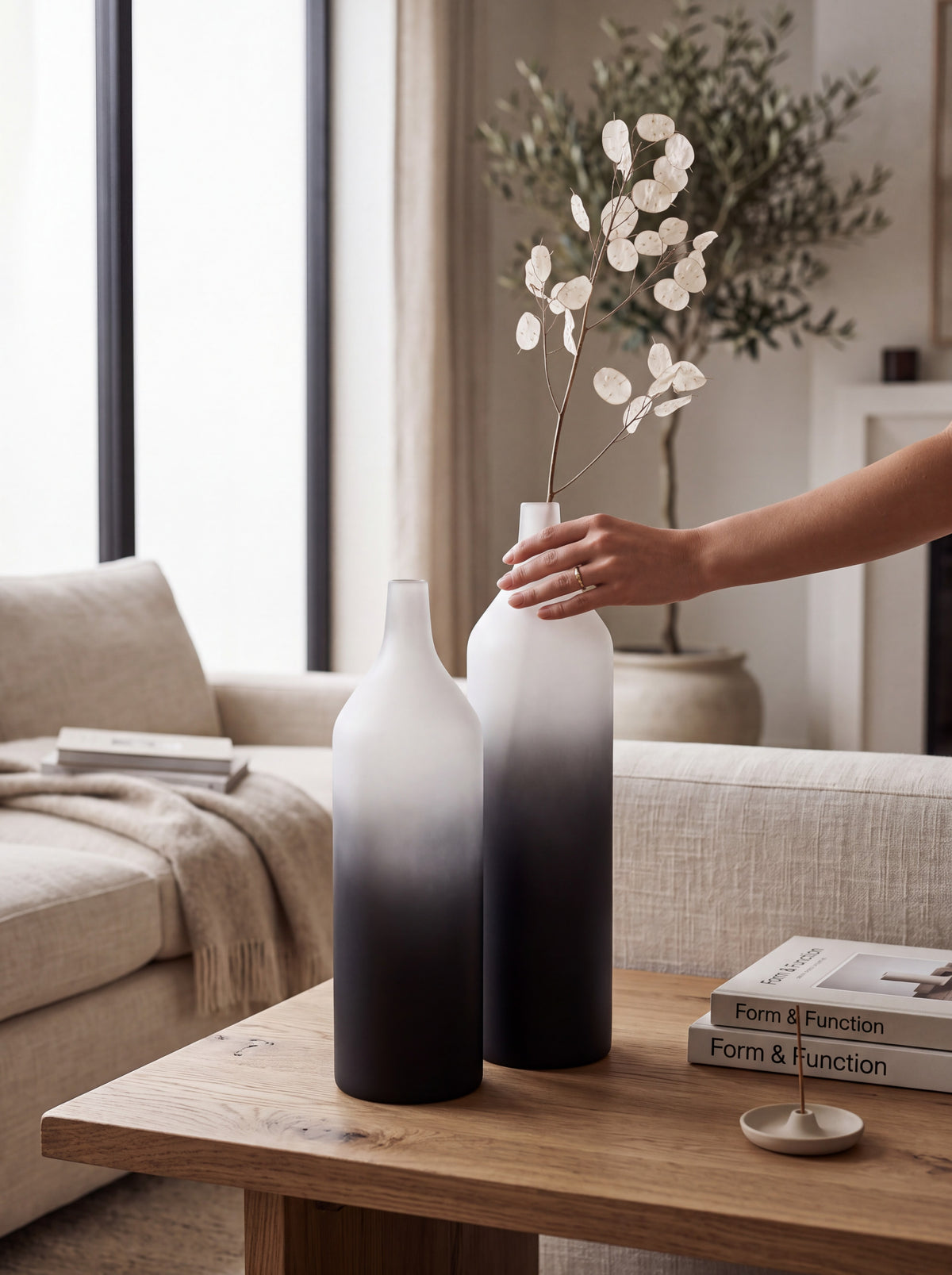 Petit vase en métal blanc avec ombré noir Townley