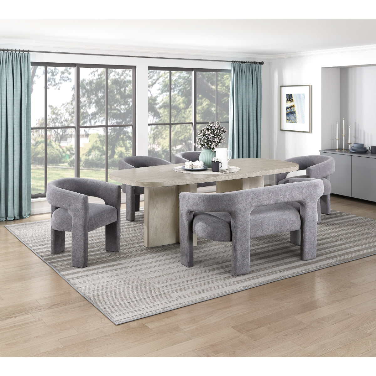 Chaises Oka gris foncé autour d'une table à manger