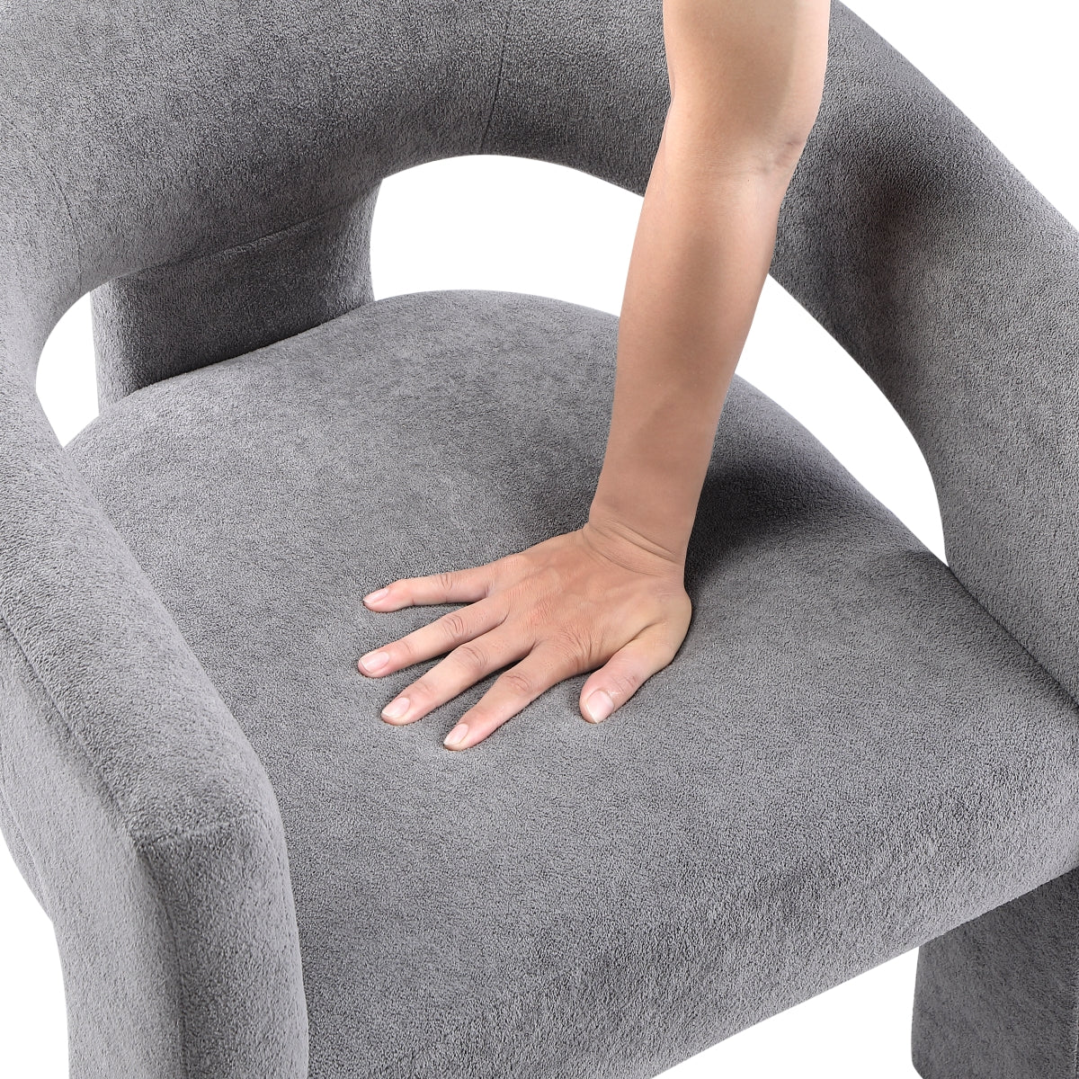 Détail du tissu bouclé gris foncé de la chaise Oka