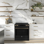 Cuisinière à induction Forno Donatello noire FFSIN0905-30BLK dans une cuisine – Meubles TOCO