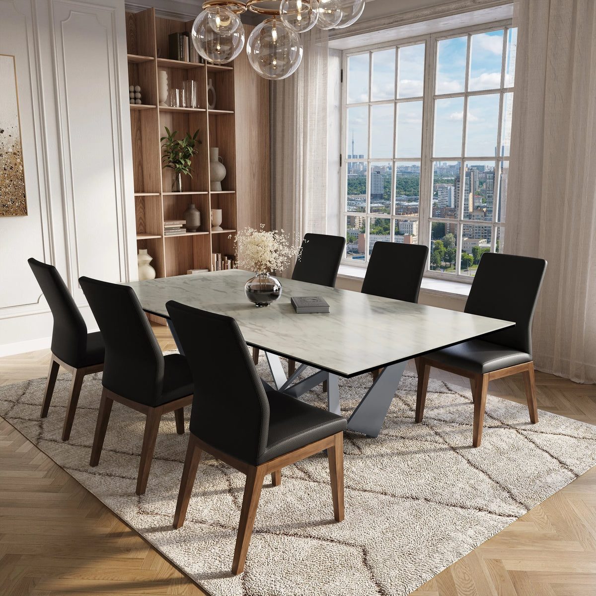 Chaises Outremont en cuir autour d'une table de salle à manger, Meubles TOCO