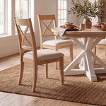 Chaise Gather chêne belge et tissu crème, dans une salle à manger