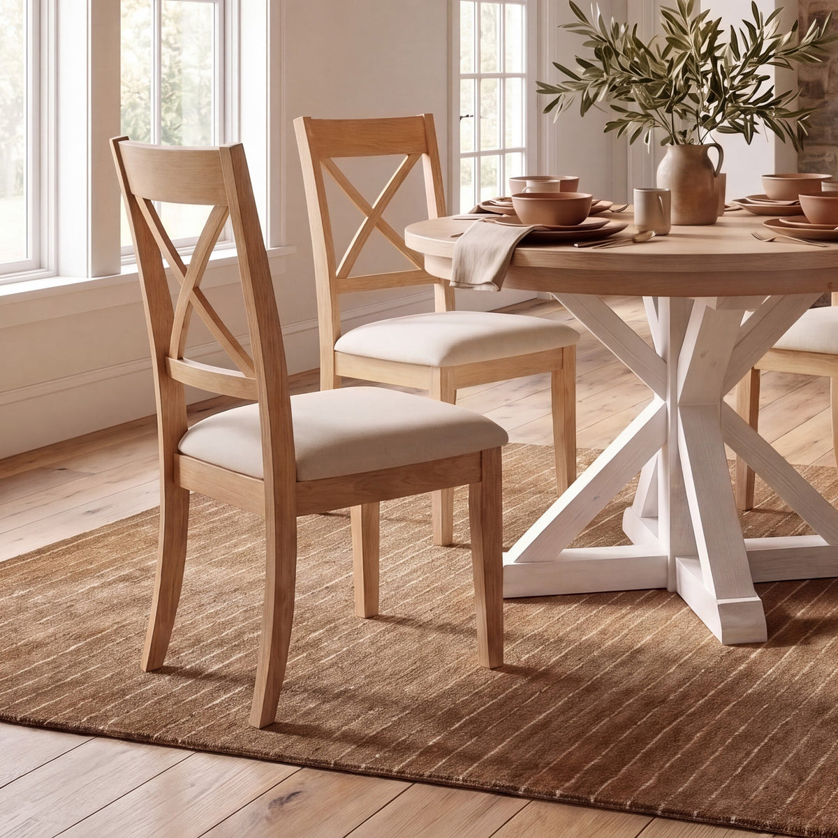 Chaise Gather chêne belge et tissu crème, dans une salle à manger