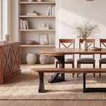 Collection Gather ronde châtaignier français, base patina noire dans une salle à manger