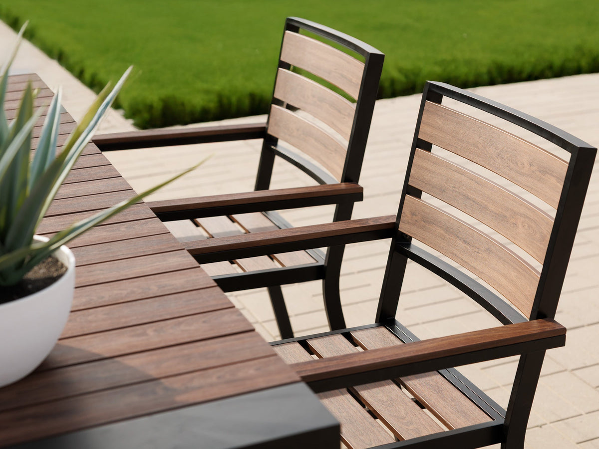 Chaise extérieure Transformer en noyer foncé, cadre noir – gros plan sur le bois massif, mise en situation – Meubles TOCO