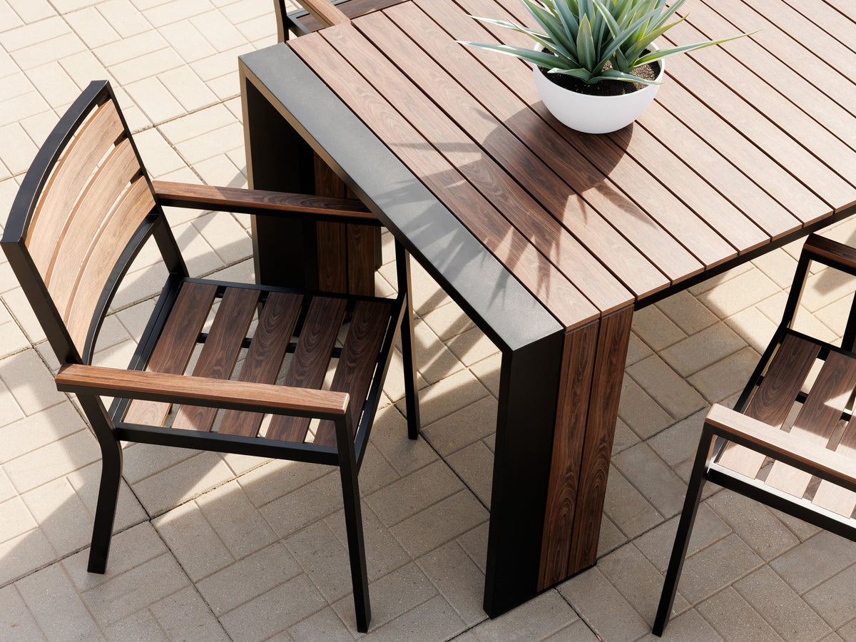 Chaise extérieure Transformer en noyer foncé, cadre noir – vue de dessus, gros plan sur le bois massif, mise en situation – Meubles TOCO