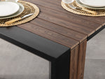 Table à manger extérieure extensible Transformer en noyer foncé, cadre noir – gros plan sur le bois massif – Meubles TOCO