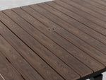 Table à manger extérieure extensible Transformer en noyer foncé, cadre noir – gros plan sur le bois massif, fermée, format compact – Meubles TOCO