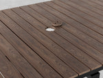 Table à manger extérieure extensible Transformer en noyer foncé, cadre noir – gros plan sur le bois massif, déployée – Meubles TOCO