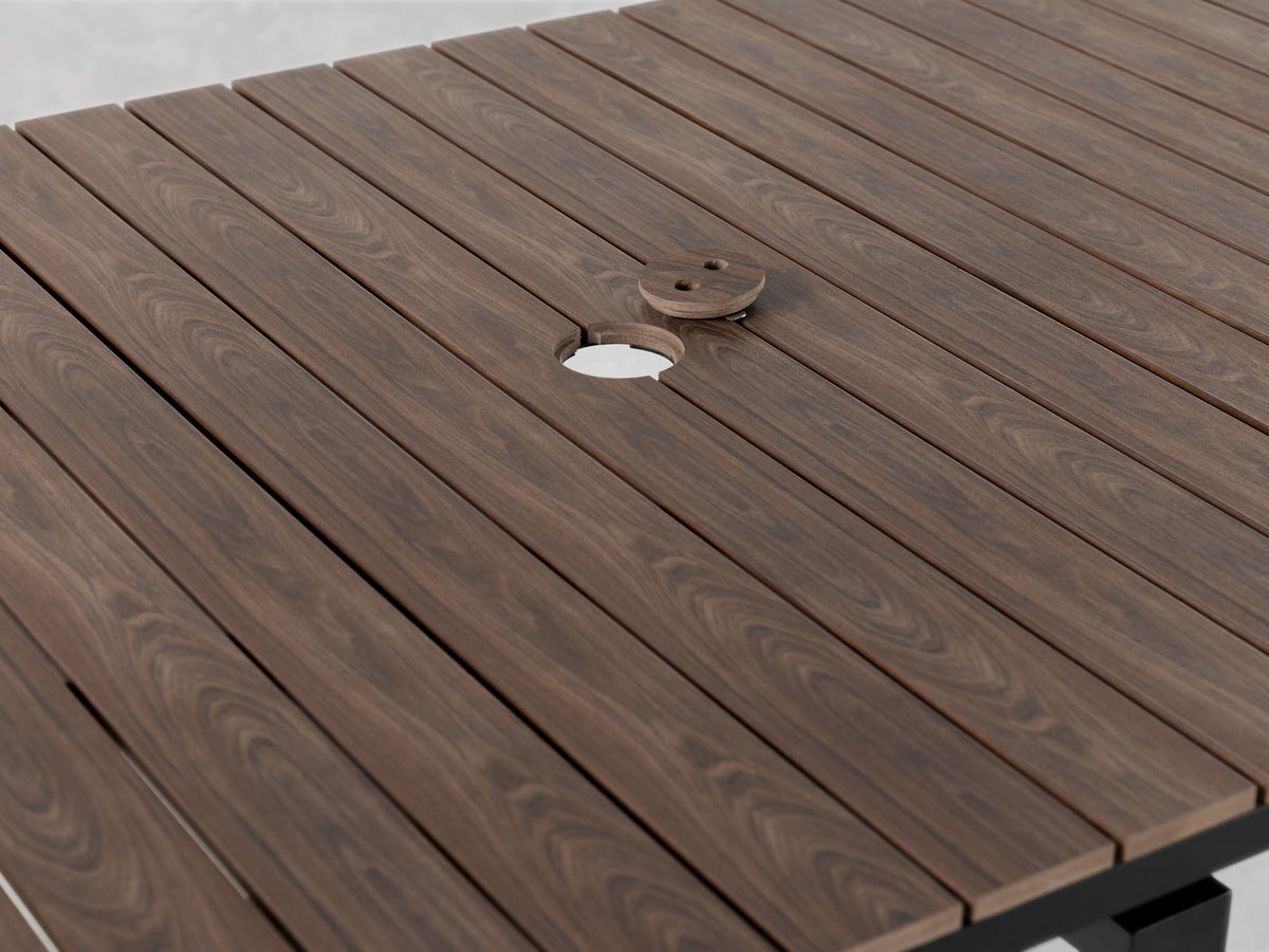 Table à manger extérieure extensible Transformer en noyer foncé, cadre noir – gros plan sur le bois massif, déployée – Meubles TOCO