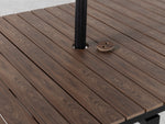 Table à manger extérieure extensible Transformer en noyer foncé, cadre noir – gros plan sur le bois massif – Meubles TOCO
