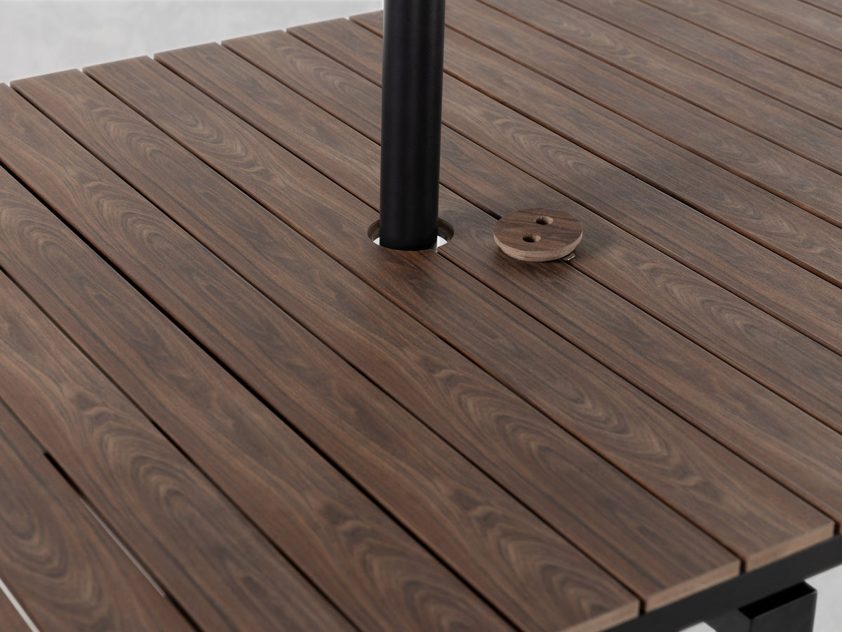 Table à manger extérieure extensible Transformer en noyer foncé, cadre noir – gros plan sur le bois massif – Meubles TOCO