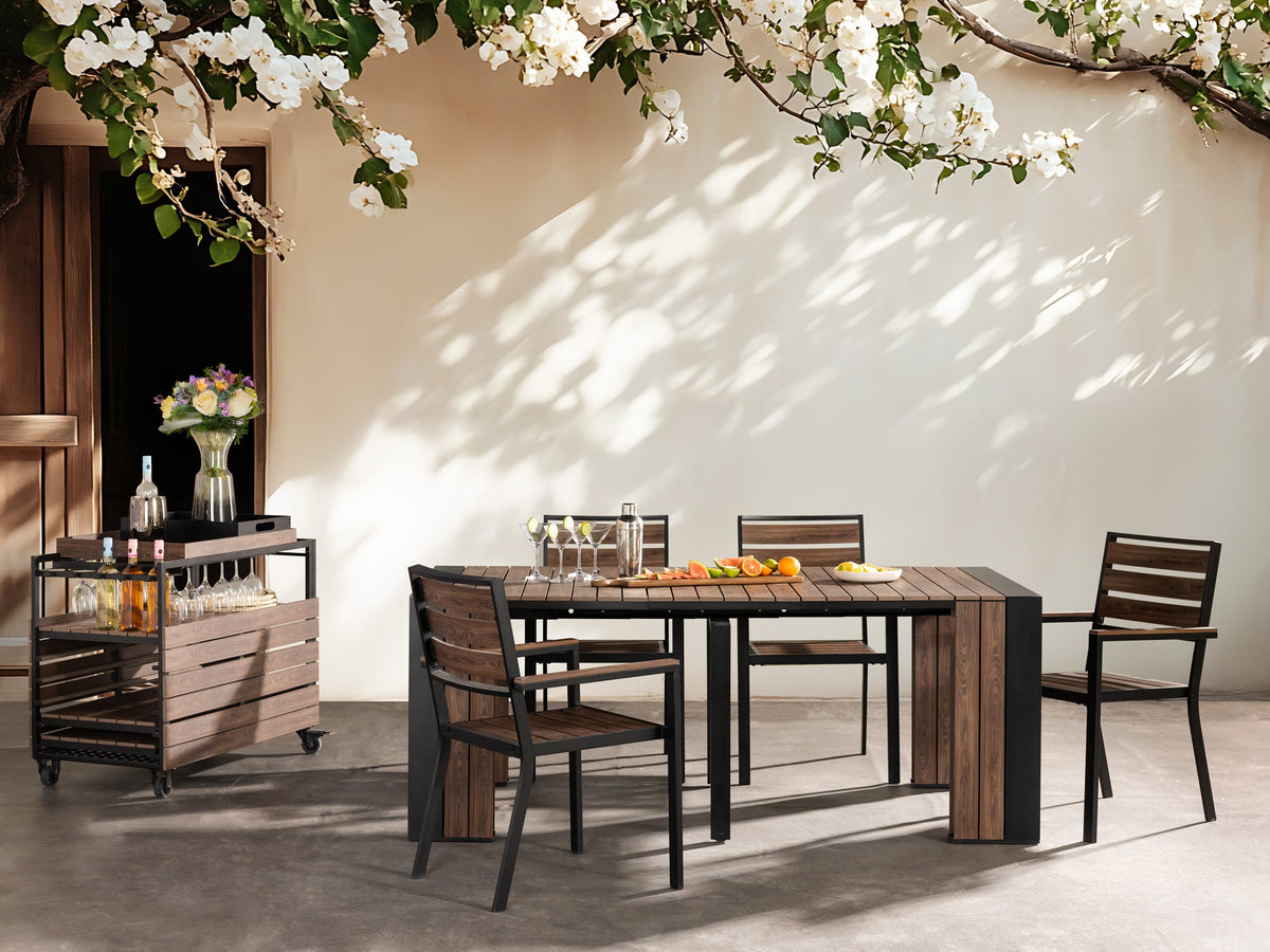 Chaise extérieure Transformer en noyer foncé, cadre noir – avec 3 rallonge(s), ensemble table et chaises, mise en situation – Meubles TOCO