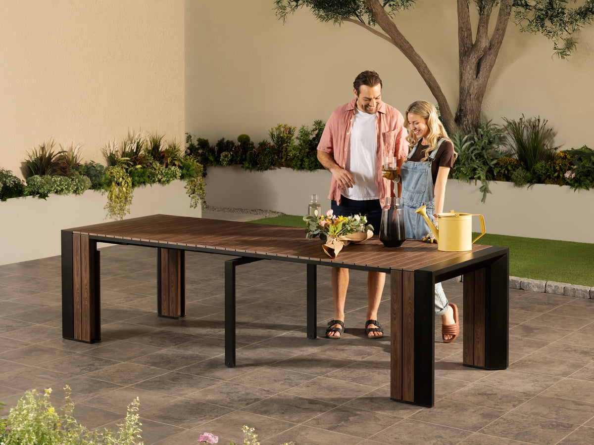 Table à manger extérieure extensible Transformer en noyer foncé, cadre noir – avec 5 rallonge(s), mise en situation – Meubles TOCO