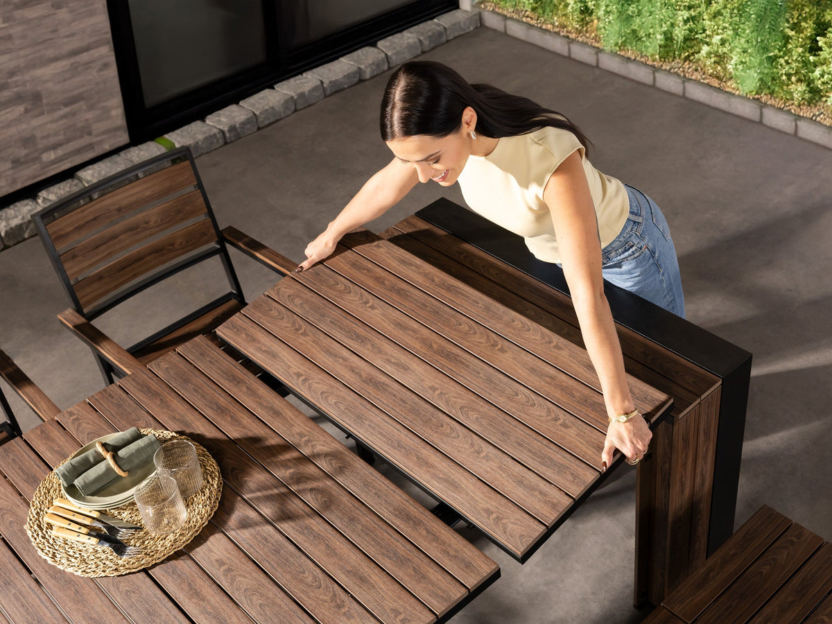 Table à manger extérieure extensible Transformer en noyer foncé, cadre noir – démonstration du mécanisme, vue de dessus, mise en situation – Meubles TOCO