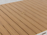 Table à manger extérieure extensible Transformer en chêne clair, cadre blanc – gros plan sur le bois massif, fermée, format compact – Meubles TOCO