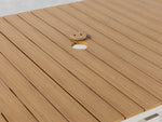 Table à manger extérieure extensible Transformer en chêne clair, cadre blanc – gros plan sur le bois massif, déployée – Meubles TOCO
