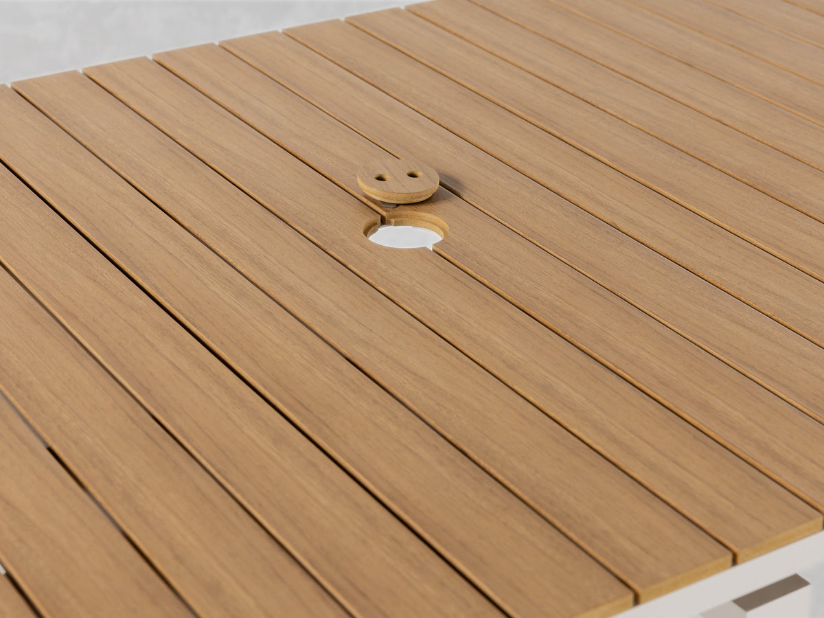 Table à manger extérieure extensible Transformer en chêne clair, cadre blanc – gros plan sur le bois massif, déployée – Meubles TOCO