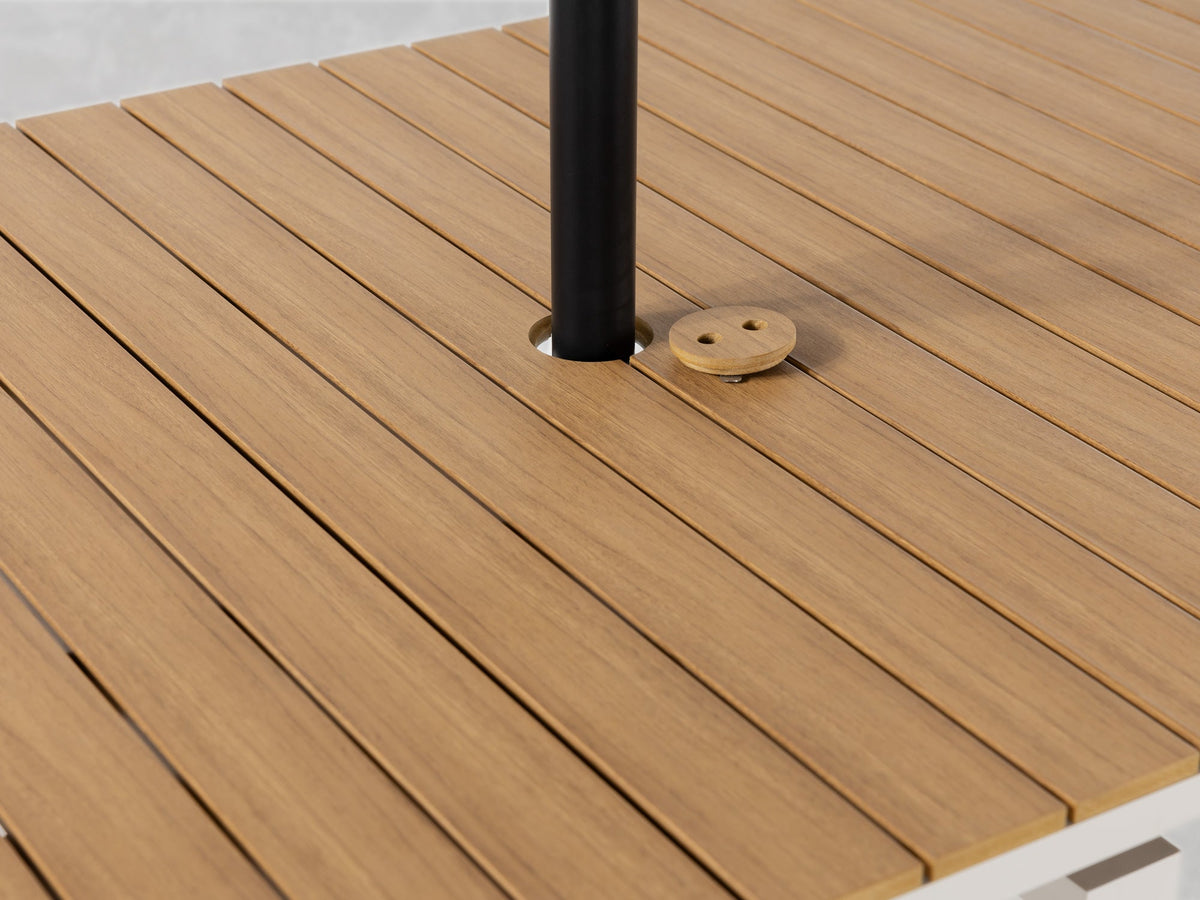 Table à manger extérieure extensible Transformer en chêne clair, cadre blanc – gros plan sur le bois massif – Meubles TOCO