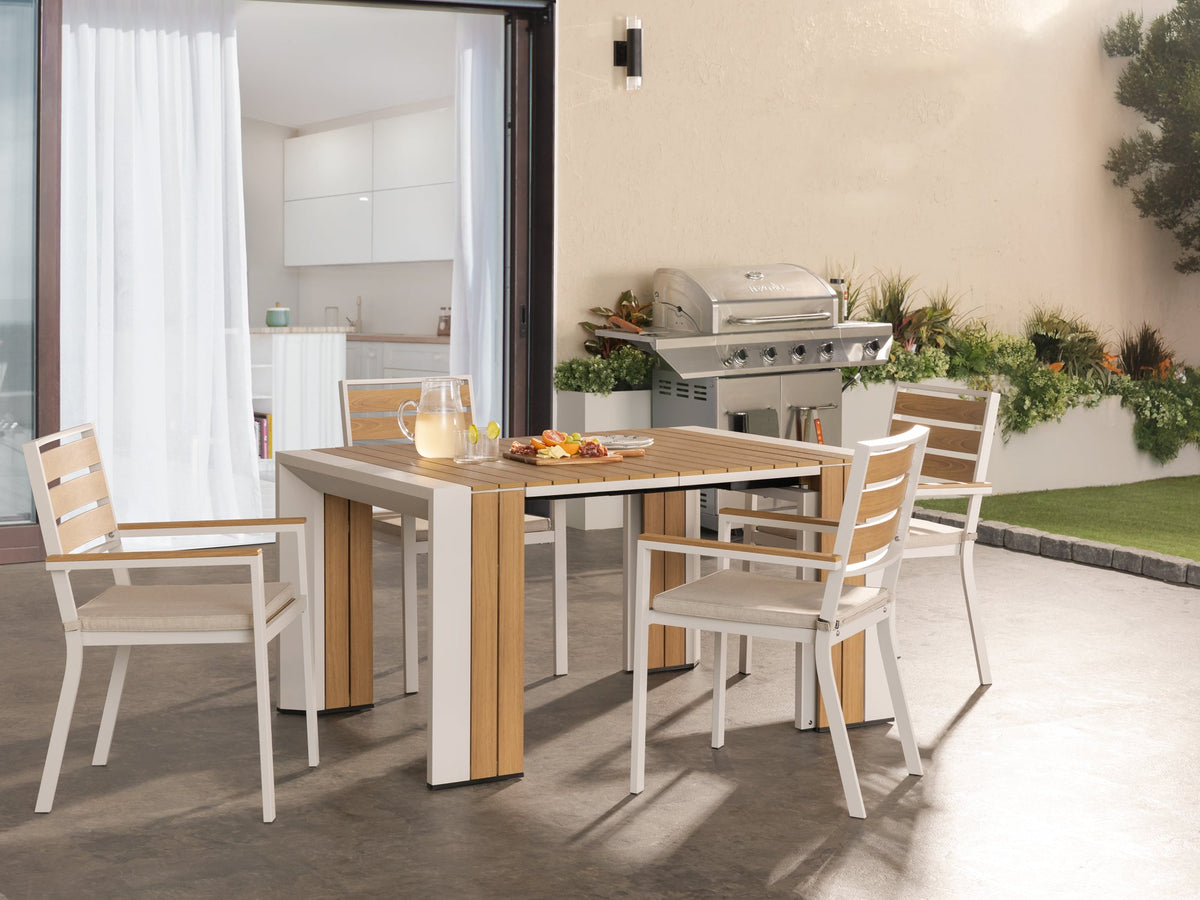 Chaise extérieure Transformer en chêne clair, cadre blanc – avec 2 rallonge(s), ensemble table et chaises, mise en situation – Meubles TOCO