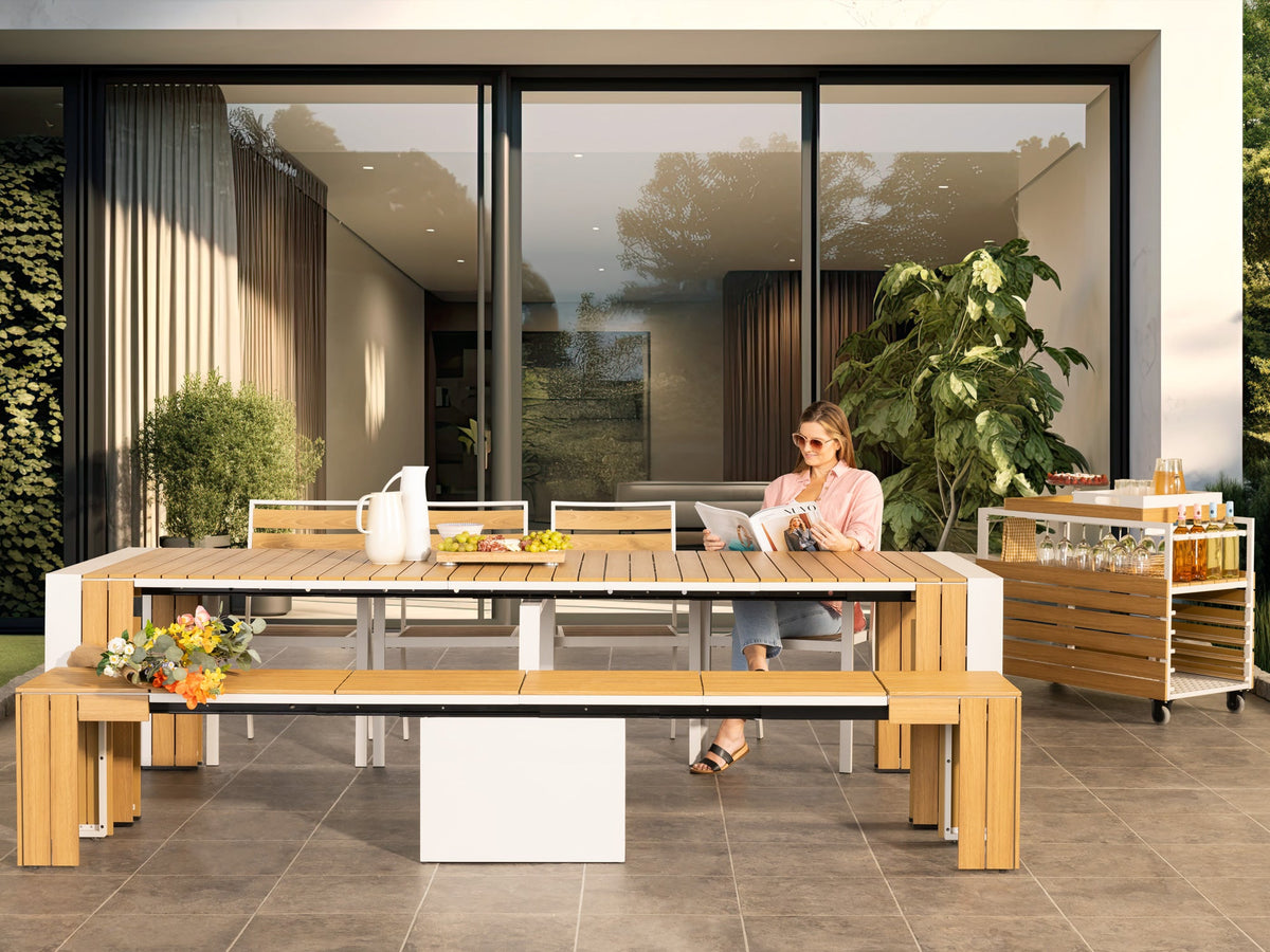 Chariot-bar extérieur Transformer en chêne clair, cadre blanc – avec la table extérieure, mise en situation – Meubles TOCO