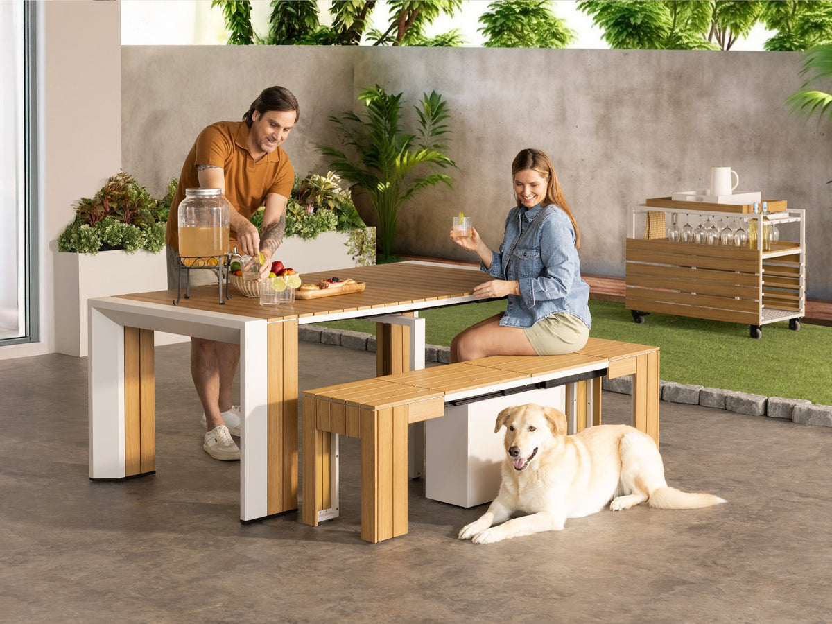Chariot-bar extérieur Transformer en chêne clair, cadre blanc – avec la table extérieure, mise en situation – Meubles TOCO