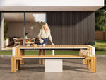 Table à manger extérieure extensible Transformer en chêne clair, cadre blanc – avec 5 rallonge(s), ensemble avec banc, mise en situation – Meubles TOCO
