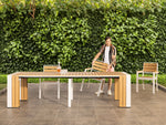 Table à manger extérieure extensible Transformer en chêne clair, cadre blanc – avec 5 rallonge(s), mise en situation – Meubles TOCO