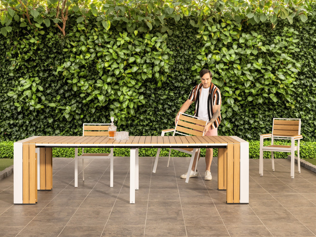 Table à manger extérieure extensible Transformer en chêne clair, cadre blanc – avec 5 rallonge(s), mise en situation – Meubles TOCO