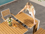 Table à manger extérieure extensible Transformer en chêne clair, cadre blanc – démonstration du mécanisme, vue de dessus, mise en situation – Meubles TOCO