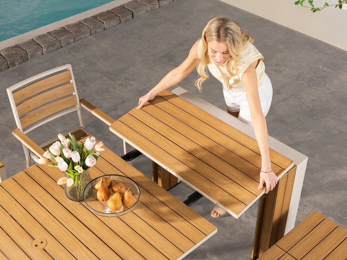 Table à manger extérieure extensible Transformer en chêne clair, cadre blanc – démonstration du mécanisme, vue de dessus, mise en situation – Meubles TOCO