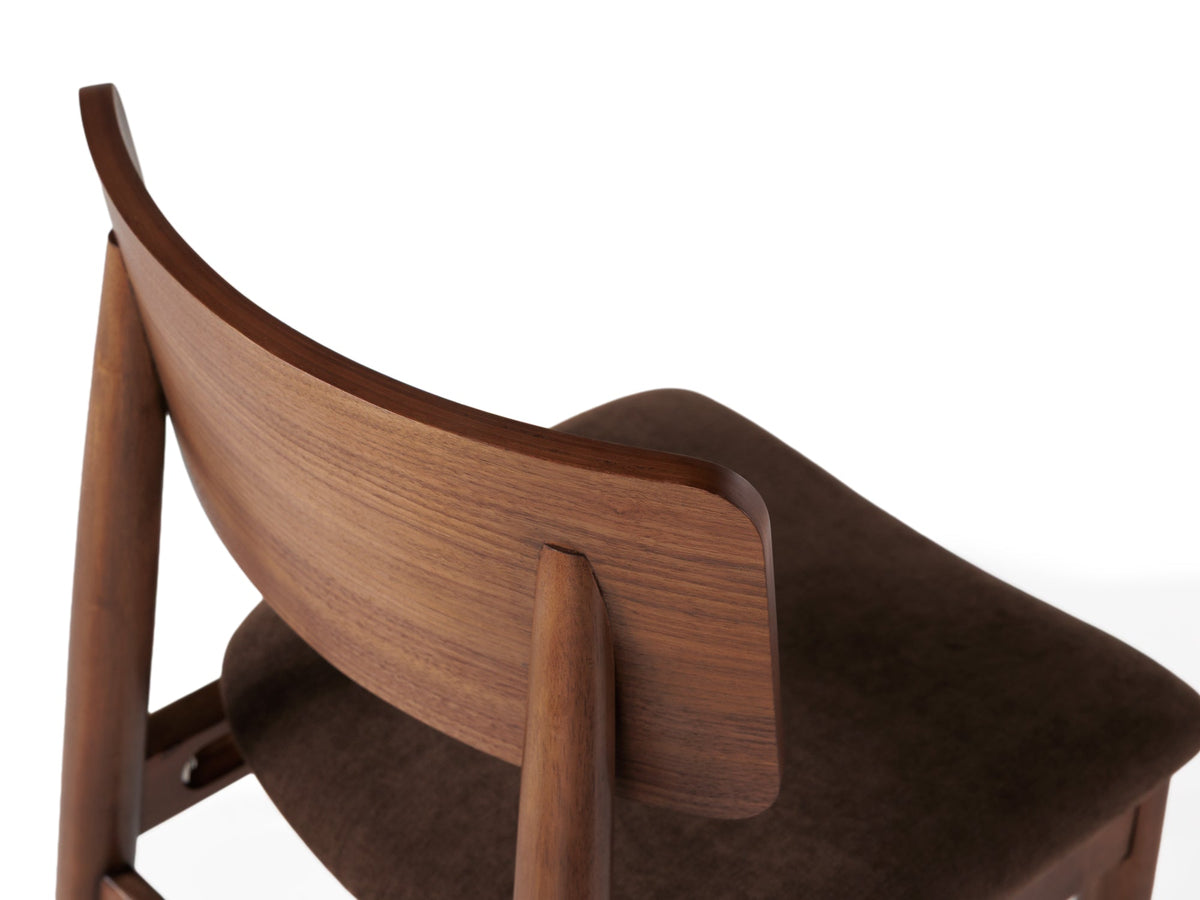 Chaise ronde Transformer en noyer royal – gros plan sur le bois massif, sur fond blanc – Meubles TOCO