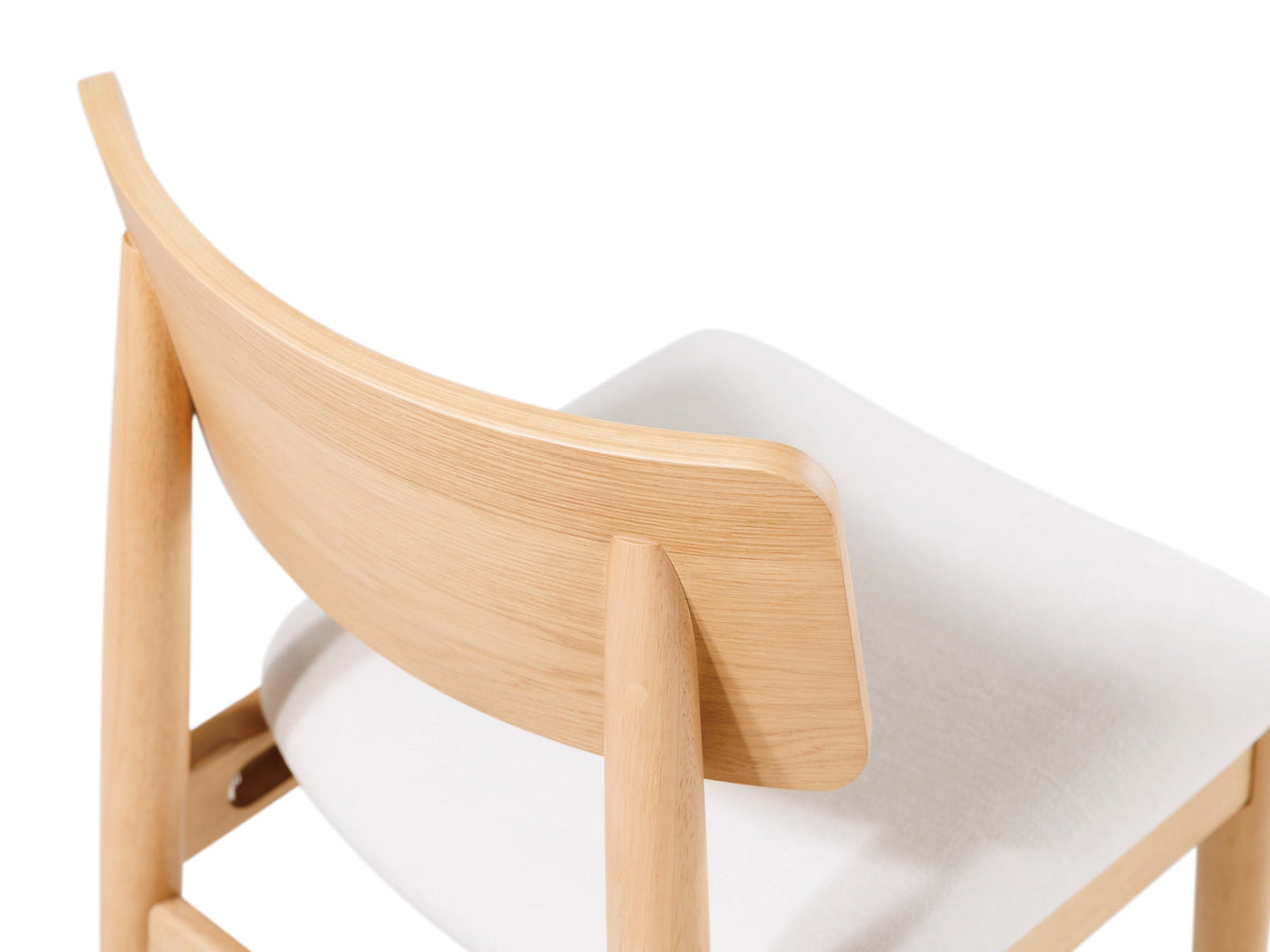 Chaise ronde Transformer en chêne scandinave – gros plan sur le bois massif, sur fond blanc – Meubles TOCO