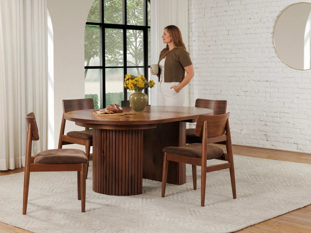 Table à manger ronde extensible Transformer en noyer royal – avec 1 rallonge, mise en situation – Meubles TOCO