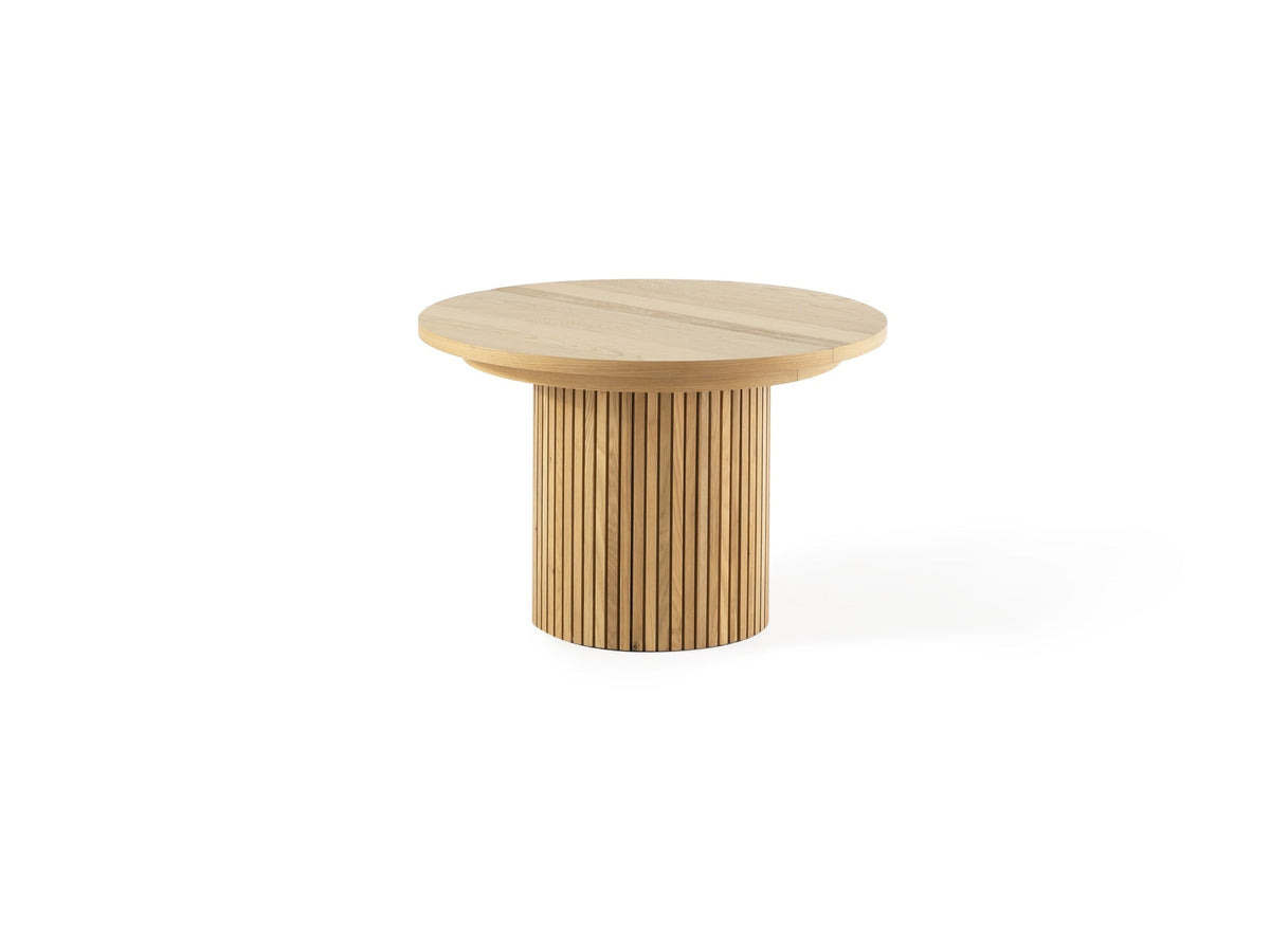 Table à manger ronde extensible Transformer en chêne scandinave – fermée, format compact, sur fond blanc – Meubles TOCO