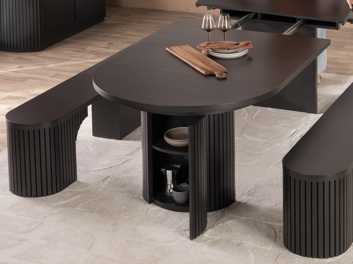 Table à manger ronde extensible Transformer en hickory fumé – gros plan sur le bois massif, rangement intégré, mise en situation – Meubles TOCO