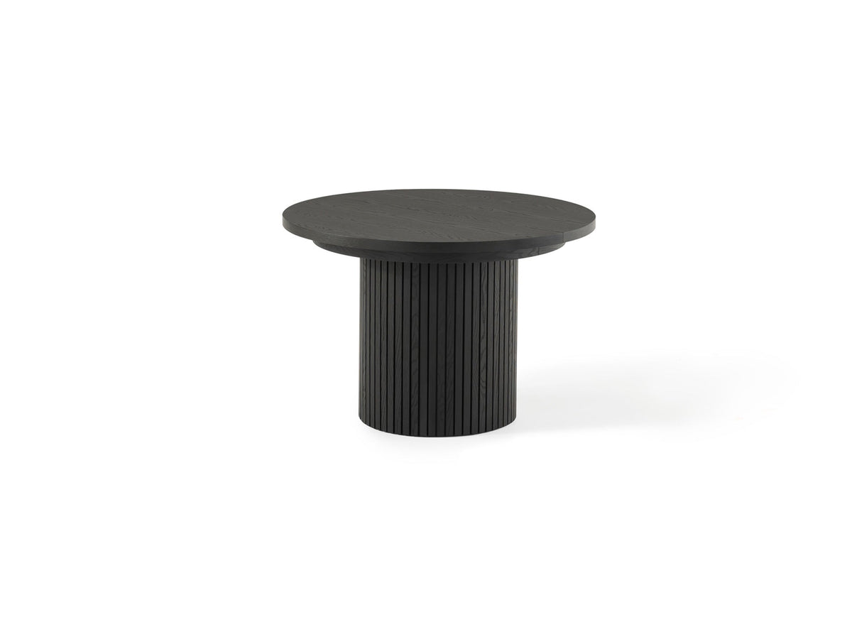 Table à manger ronde extensible Transformer en hickory fumé – fermée, format compact, sur fond blanc – Meubles TOCO