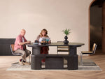 Table à manger ronde extensible Transformer en hickory fumé – avec 2 rallonge(s), mise en situation – Meubles TOCO