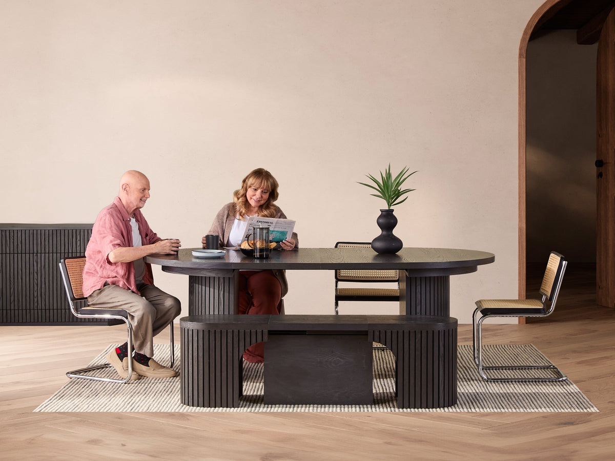 Table à manger ronde extensible Transformer en hickory fumé – avec 2 rallonge(s), mise en situation – Meubles TOCO
