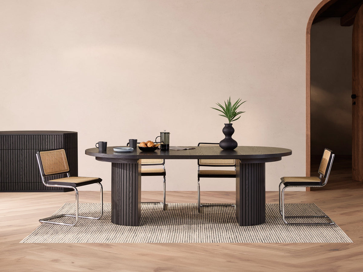 Table à manger ronde extensible Transformer en hickory fumé – avec 2 rallonge(s), mise en situation – Meubles TOCO