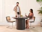 Table à manger ronde extensible Transformer en hickory fumé – mise en situation – Meubles TOCO
