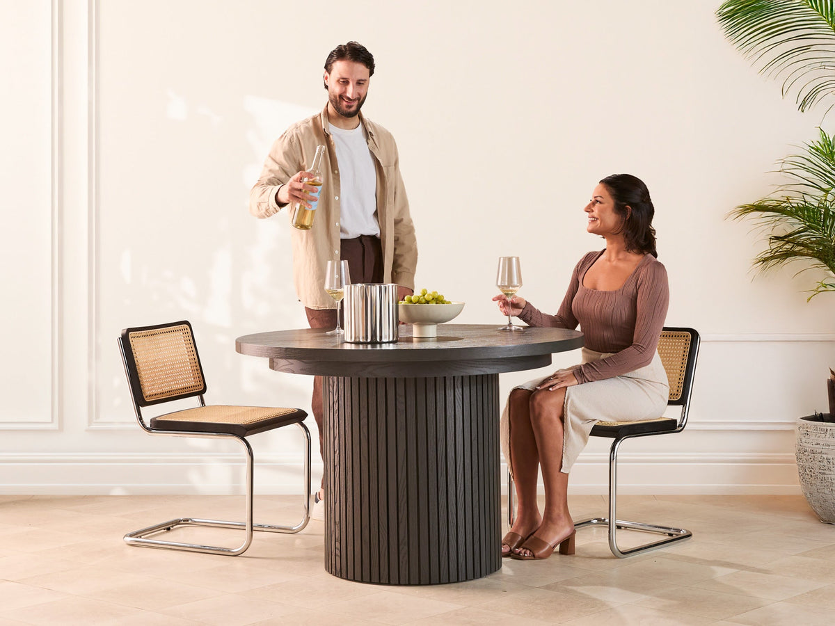 Table à manger ronde extensible Transformer en hickory fumé – mise en situation – Meubles TOCO