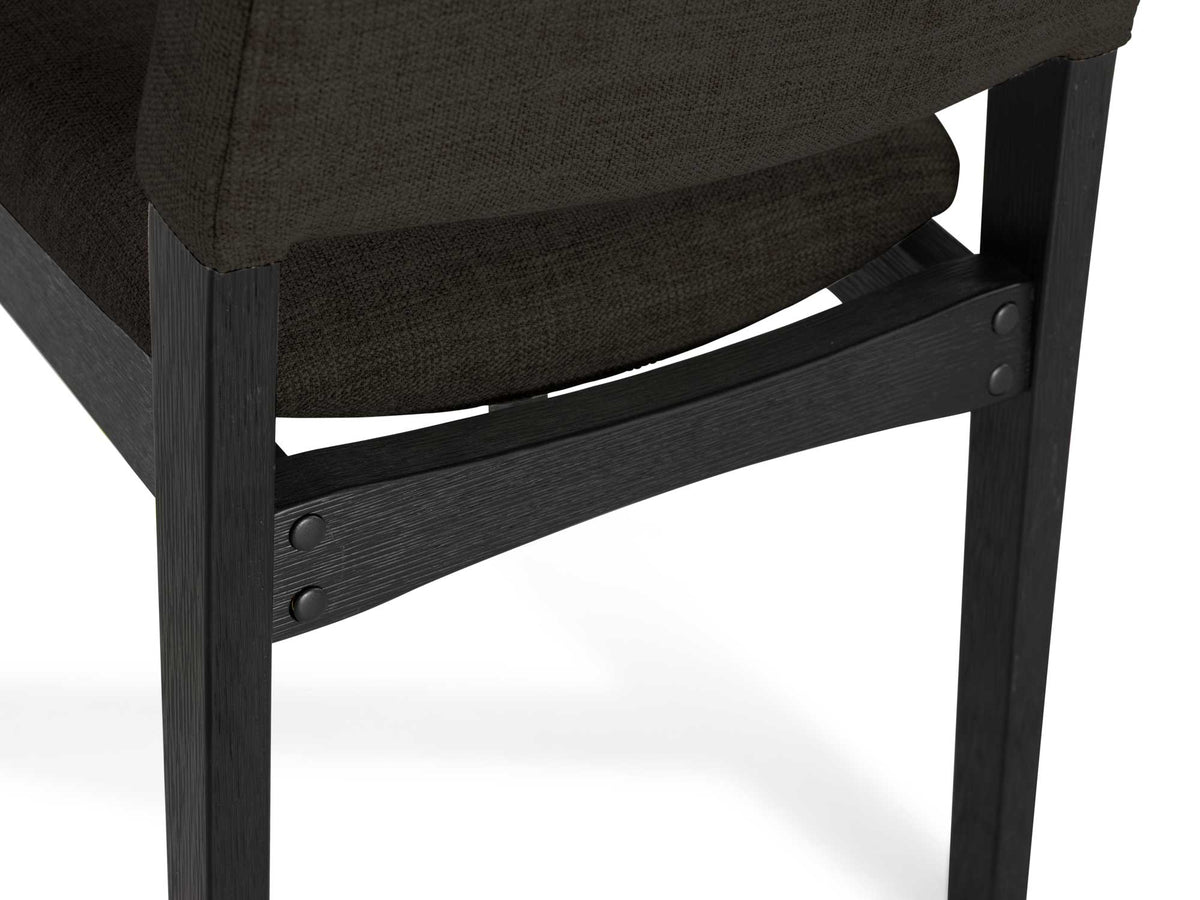 Chaise Transformer en hickory fumé – gros plan sur le bois massif, vue de dos, sur fond blanc – Meubles TOCO