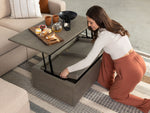 Table basse relevable Transformer en orme ancien – démonstration du mécanisme, mise en situation – Meubles TOCO