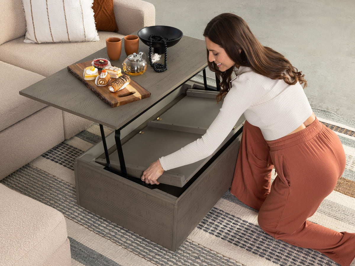 Table basse relevable Transformer en orme ancien – démonstration du mécanisme, mise en situation – Meubles TOCO