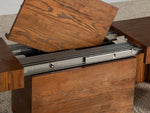 Table à manger extensible Transformer en noyer américain – gros plan sur le bois massif, mise en situation – Meubles TOCO