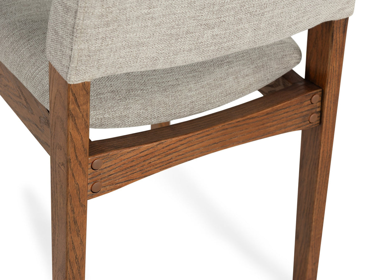 Chaise Transformer en noyer américain – gros plan sur le bois massif, vue de dos, sur fond blanc – Meubles TOCO