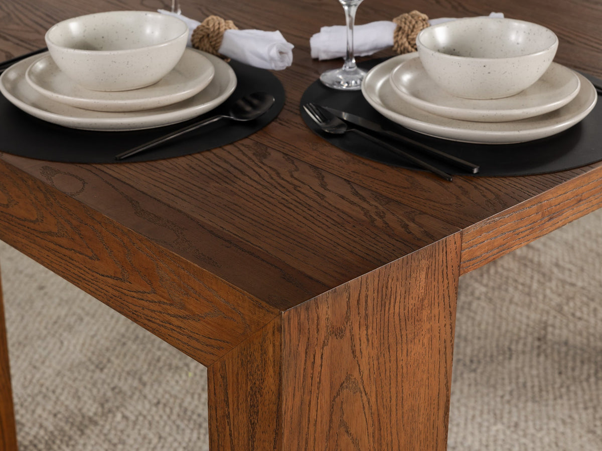 Table à manger extensible Transformer en noyer américain – gros plan sur le bois massif, mise en situation – Meubles TOCO